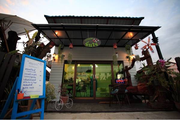 ร้านอาหาร กาแฟชื่นใจ