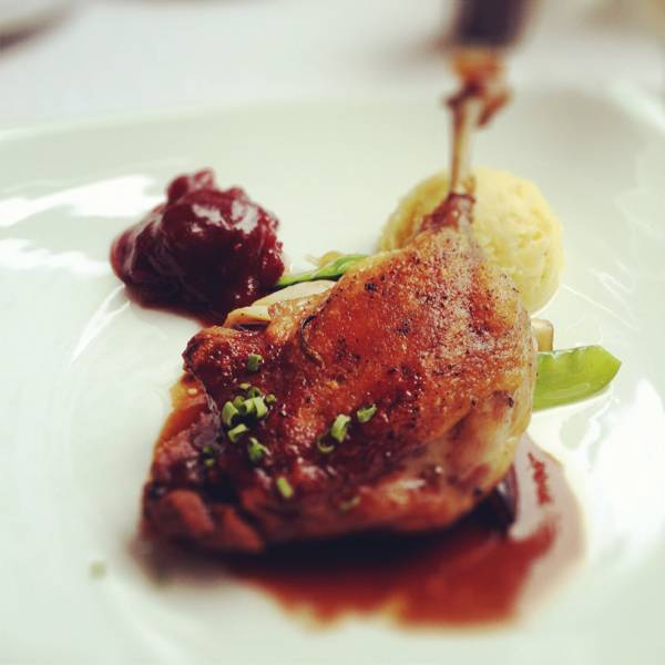 Duck confit หนังกรอบไม่เลี่ยน ไม่คาว เนื้อสุกกำลังพอดีทาน ไช้ชวนชิมยกนิ้วให้ ที่ ร้านอาหาร Neil's Tavern อโศก