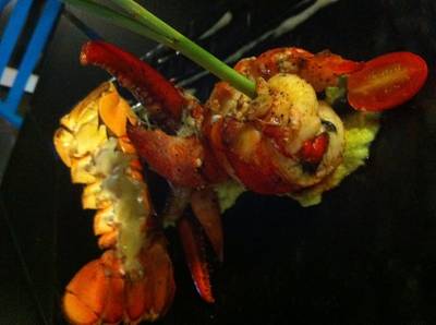 วันก่อนไปทานLobster เป็นๆมา เนื้อหวานมากๆ ราดด้วยซอสครีม กลิ่นตะใคร้(มั๊ง)  ที่ ร้านอาหาร Tell me wine