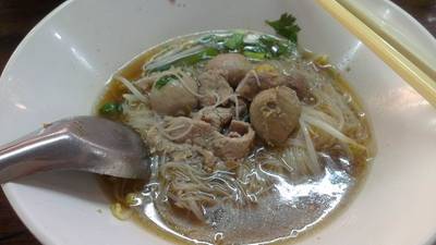 เส้นหมี่ลูกชิ้นเนื้อสด ที่ ร้านอาหาร ก๋วยเตี๋ยวนายสม