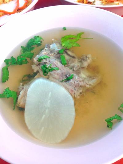 น้ำซุปกระดูกหมูอร่อยหวานหอม เมนูพิเศษใจดีจากเจ้าของร้านจร้า ที่ ร้านอาหาร ชายสี่บะหมี่เกี๊ยว ลานกิจกรรม ม.มโนรมณ์ 4