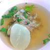 น้ำซุปกระดูกหมูอร่อยหวานหอม เมนูพิเศษใจดีจากเจ้าของร้านจร้า ที่ ร้านอาหาร ชายสี่บะหมี่เกี๊ยว ลานกิจกรรม ม.มโนรมณ์ 4