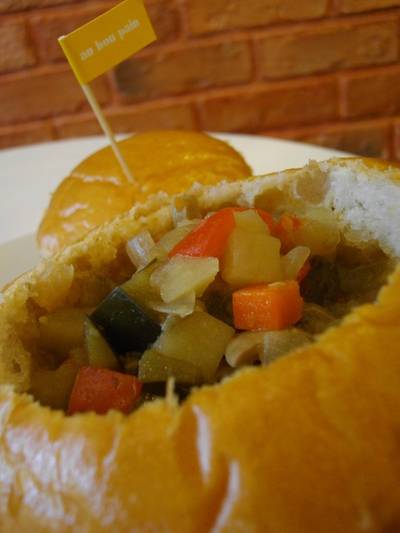 ซุปผักรวมในขนมปัง ที่ ร้านอาหาร Au Bon Pain Rain Hill
