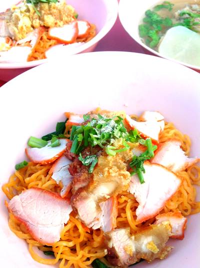 สีสันของเส้นที่ผ่านการหมักซอสสูตรพิเศษของทางร้าน รับรองอร่อย 5 ดาว ที่ ร้านอาหาร ชายสี่บะหมี่เกี๊ยว ลานกิจกรรม ม.มโนรมณ์ 4