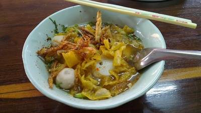 เส้นเล็กต้มยำสุโขทัย ที่ ร้านอาหาร ก๋วยเตี๋ยวนายสม