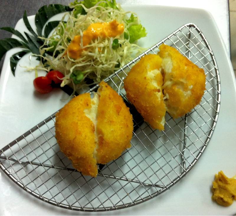 kani cream korokke ที่ ร้านอาหาร Izakaya Hanako