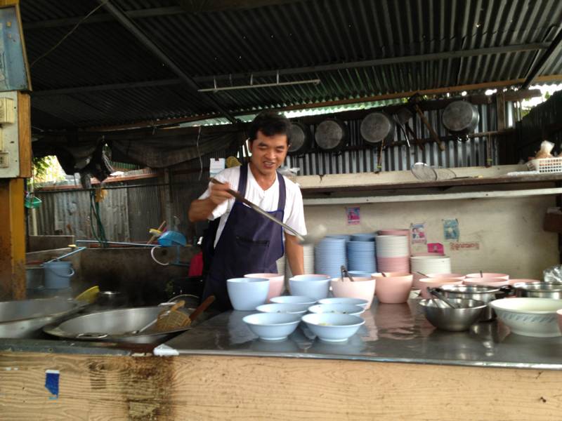 ลุงต๋อย ^_^ เจ้าของร้านรูปหล่อ... ที่ ร้านอาหาร ก๋วยตี๋ยวเรือบางกร่าง