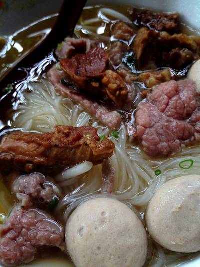 ร้านอาหาร ใสสะอาด ก๋วยเตี๋ยวลูกชิ้นน้ำใส