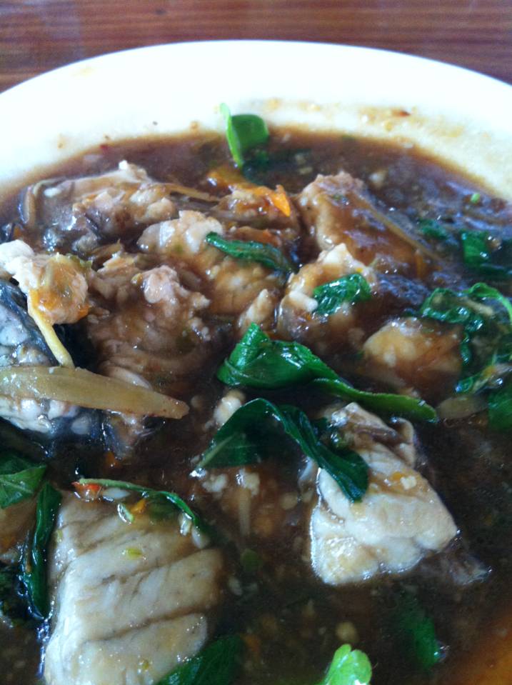 ปลากระพงผัดฉ่า ที่ ร้านอาหาร ครัวลุงแว่น