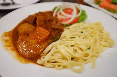 สปาเก๊ตตี้เนื้อ ที่ ร้านอาหาร Surf Kitchen