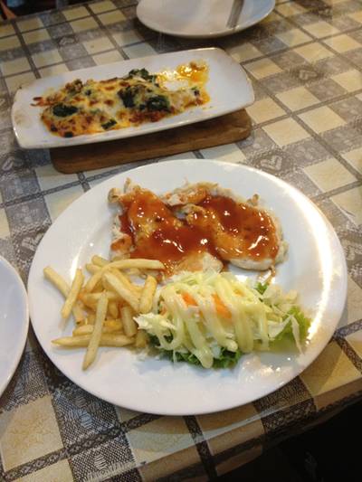 สเต็กหมู ที่ ร้านอาหาร Pinoza สเต็กหมู ที่ ร้านอาหาร Pinoza