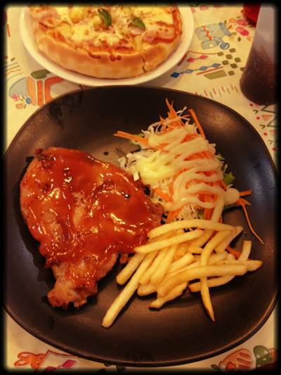 พอทชอร์ฟหมู ที่ ร้านอาหาร Pinoza พอทชอร์ฟหมู ที่ ร้านอาหาร Pinoza