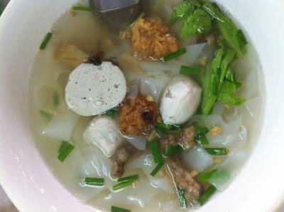 เส้นใหญ่น้ำ ที่ ร้านอาหาร บะหมี่ลูกชิ้นปลา นิวยืนยง