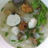 เส้นใหญ่น้ำ ที่ ร้านอาหาร บะหมี่ลูกชิ้นปลา นิวยืนยง