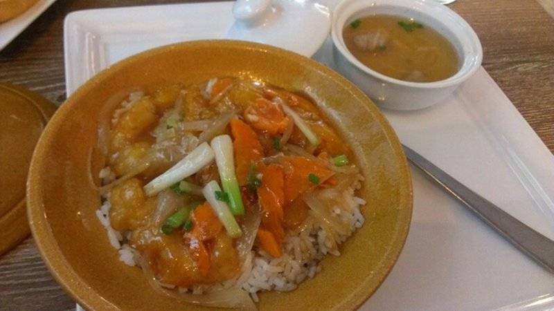 ข้าวราดปลา ที่ ร้านอาหาร Mama Big