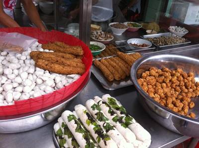 ลูกชิ้นแบ่งขายหน้าร้าน ที่ ร้านอาหาร บะหมี่ลูกชิ้นปลา นิวยืนยง