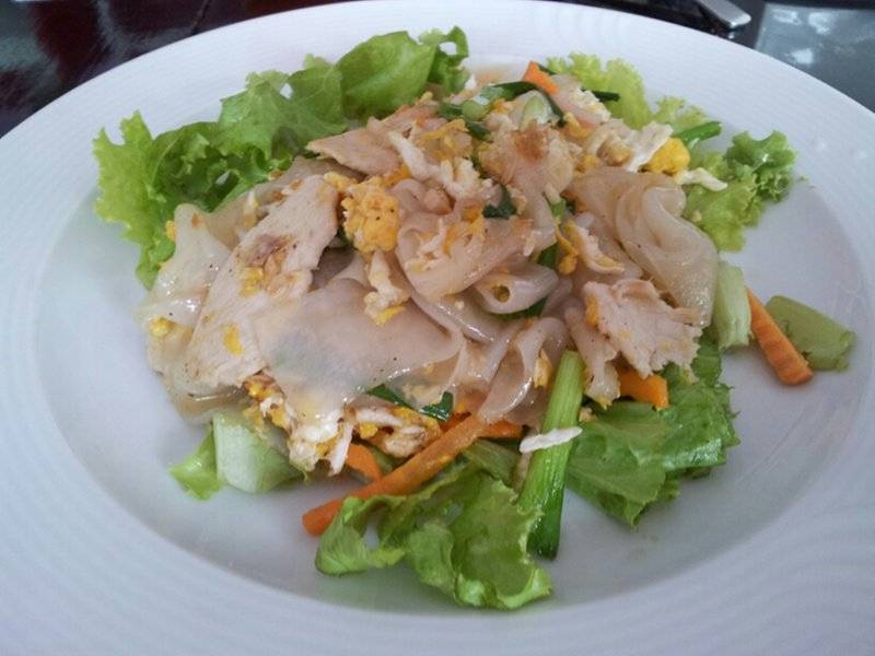 ก๋วยเตี๋ยวคั่วไก่ ไม่ต้องปรุงเลย อร่อยมากครับ ลองซะ!! ที่ ร้านอาหาร ครัวรสดี