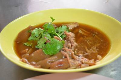 ขาหมูจานใหญ่ๆ ที่ ร้านอาหาร ขาหมู เจริญแสงสีลม