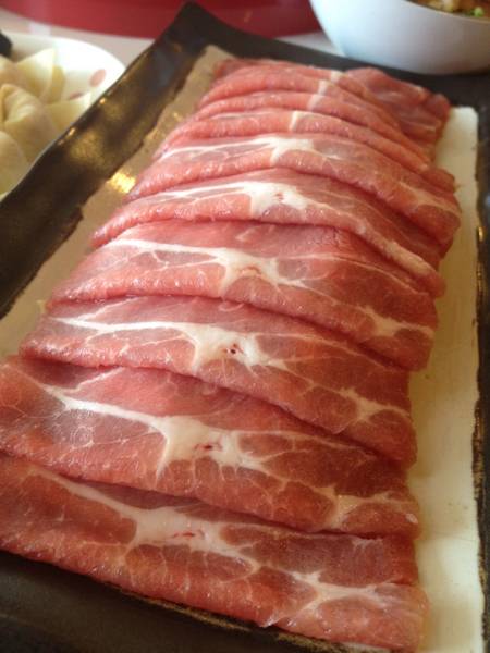 หมูสไลด์ เกรดพรีเมี่ยม ที่ ร้านอาหาร นีโอสุกี้ กาดรวมโชค เชียงใหม่