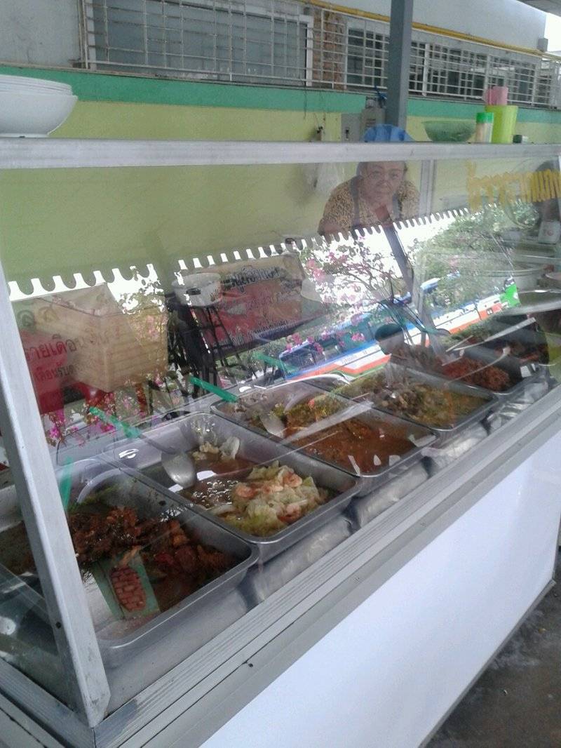 มีอาหารหลายเมนู ที่ ร้านอาหาร ข้าวแกงเจ๊น้อง