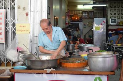สั่งละรอ ที่ ร้านอาหาร ขาหมู เจริญแสงสีลม
