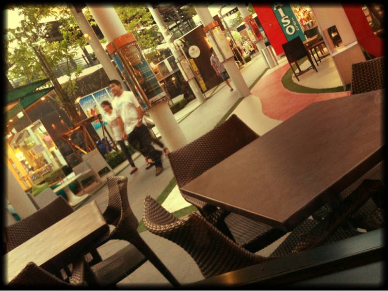 จะนั่งชิวๆนอกร้านก็ดีนะ เย็นๆข้างนอกครึกครื้นดีไม่ใช่น้อย ที่ ร้านอาหาร Crystal Café