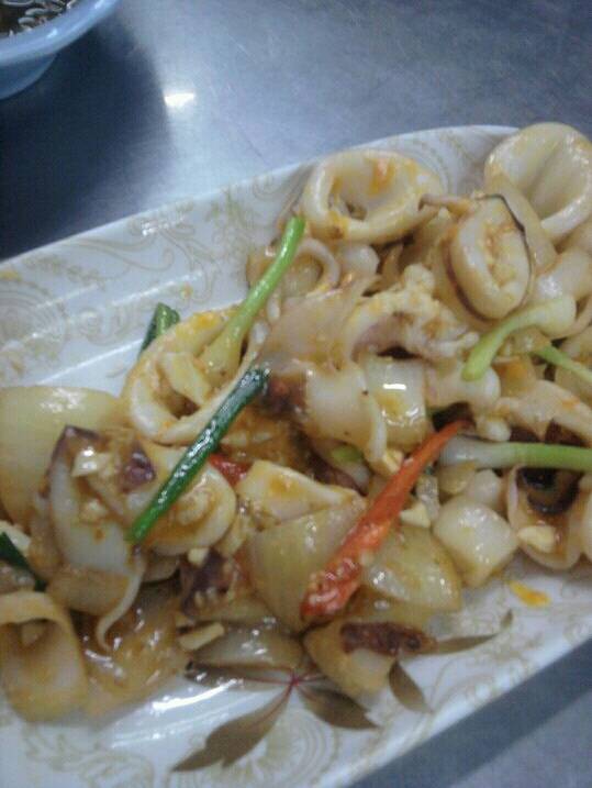หมึกผัดไข่เค็ม ที่ ร้านอาหาร ข้าวต้มบางปะกง สาขา 2
