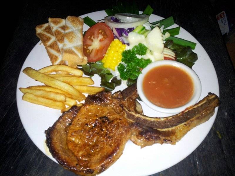 สเต็กพอร์คชอพ...150...บาท ที่ ร้านอาหาร ต้นคูน โพนยางคำ ชลบุรี