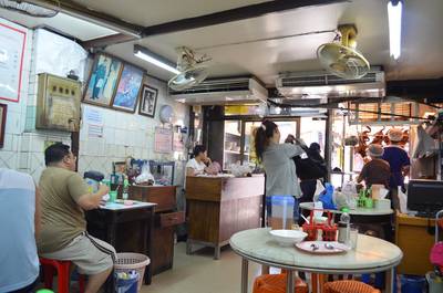 บรรยากาศร้าน ที่ ร้านอาหาร ประจักษ์เป็ดย่าง บางรัก