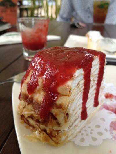 เครปเค้กราดสตรอเบอรี่  ที่ ร้านอาหาร Cafe de' Forest