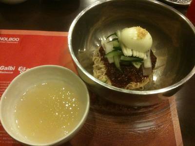 ก๋วยเตี๋ยวเย็น (Cold Noodle) ที่ ร้านอาหาร Nolboo Hangari BBQ Korea