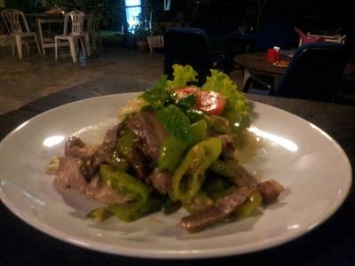 ยำเนื้อย่างพริกอ่อนเผา 80 บาท ที่ ร้านอาหาร ต้นคูน โพนยางคำ ชลบุรี ยำเนื้อย่างพริกอ่อนเผา 80 บาท ที่ ร้านอาหาร ต้นคูน โพนยางคำ ชลบุรี