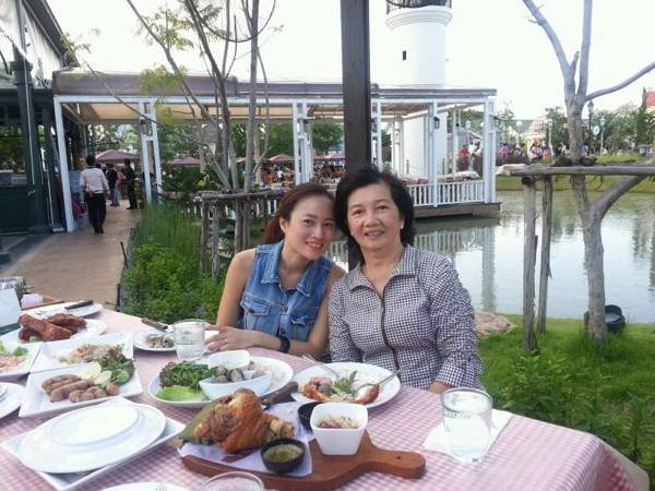 กินครั้งแรกไม่อร่อย แต่ไปอีกครั้ง อร่อย แนะนำให้สั่งขาหมูเยอรมัน ซี่โครงหมูค่ะ ที่ ร้านอาหาร Chocolate Ville