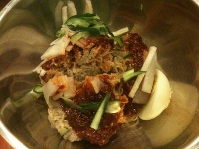 ก๋วยเตี๋ยวเย็น (Cold Noodle) ที่ ร้านอาหาร Nolboo Hangari BBQ Korea