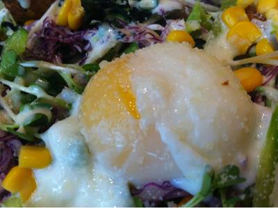 ถ้าเป็น running egg น่าจะเหมาะกว่า เพราะเหมือนไข่ลวกไปนิด ที่ ร้านอาหาร Jin Emon มาบุญครอง
