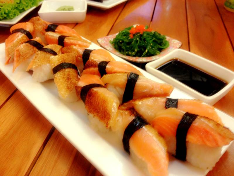 sushi หน้าพุงปลา salmon รมควัน กด Like 100 ครั้ง ที่ ร้านอาหาร ซามูไร ซูชิ