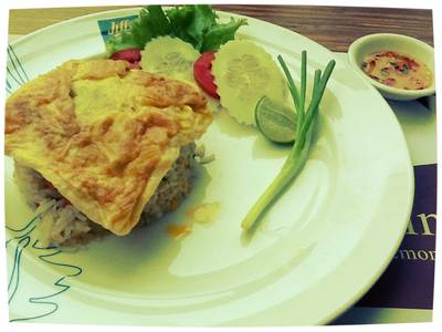 ข้าวผัดปลาเค็มไข่เจียวแสนอร่อย ที่ ร้านอาหาร Jiffy Bistro
