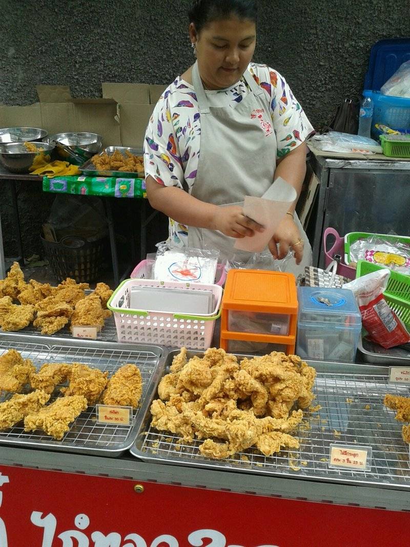 ไก่ทอด มีสะโพก น่อง ปีก อก ไก่ไม่มีกระดูก ที่ ร้านอาหาร ตี๋ ไก่ทอด
