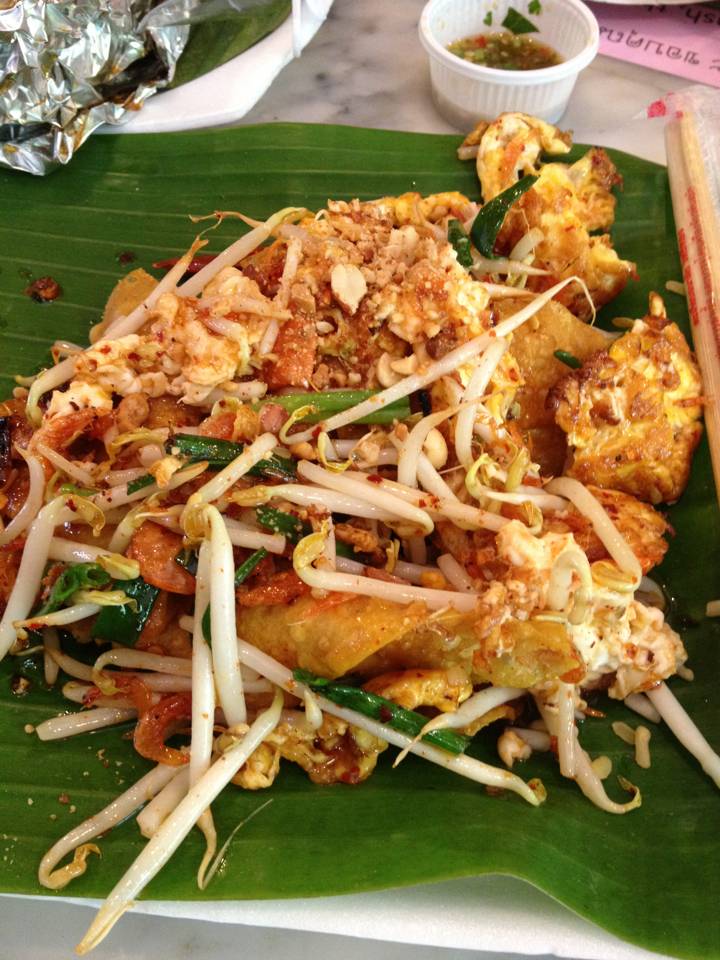 ผัดไทเกี๊ยวกรอบบบบบ ที่ ร้านอาหาร ชานชาลา อัมพวา