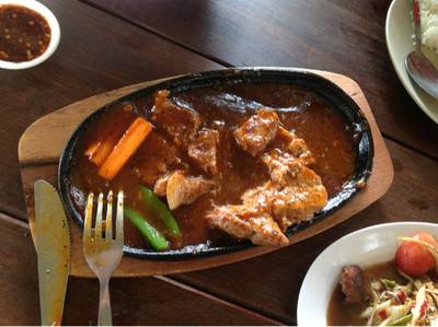 เสต็กลาวหมู
เนื้อนุ่มมาก
ถ่ายไม่ทัน
พรรคพวกรุมซะก่อน ที่ ร้านอาหาร ร้านพริกสวน