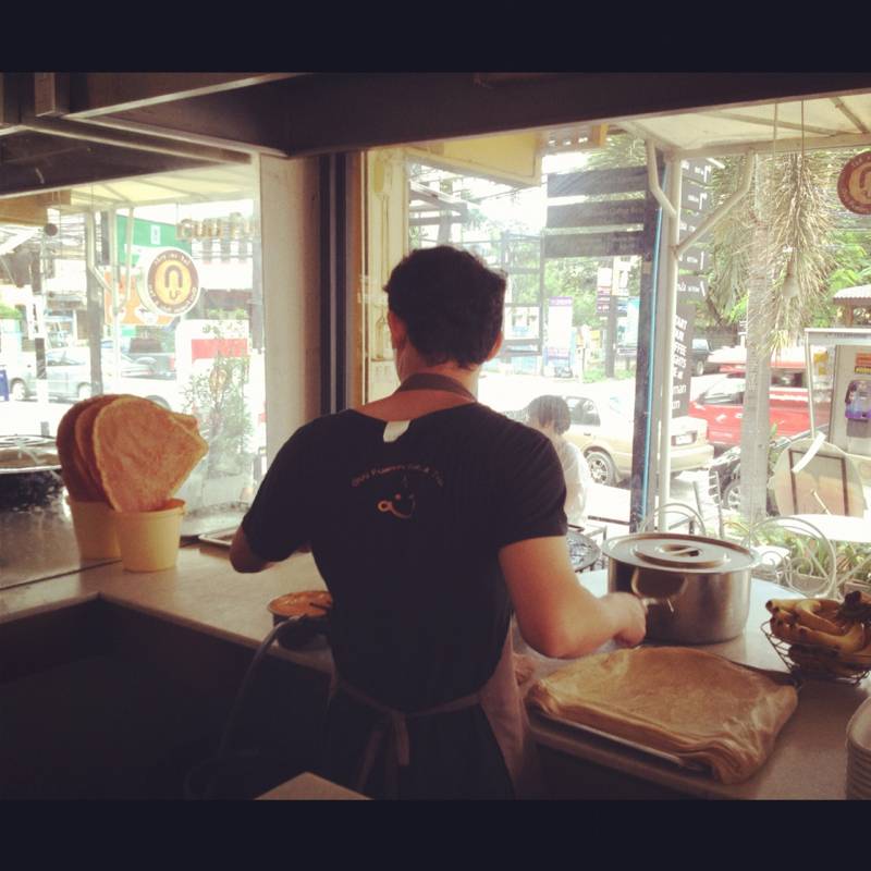 กำลังทอดเลย ที่ ร้านอาหาร กู โรตีและชาชัก  นิมมาน