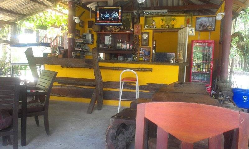 มีบาร์ทานเครื่องดื่มด้วย ที่ ร้านอาหาร ร่มยาง