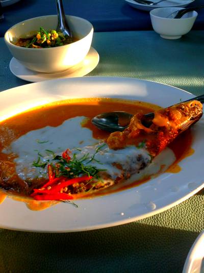 ฉู่ฉี่ปลา อร่อยจังงง ที่ ร้านอาหาร ครัวสวนปลา