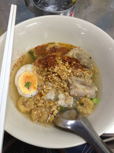 เส้นเล็กต้มยำกระดูกหมู ที่ ร้านอาหาร ก๋วยเตี๋ยวต้มยำกระดูกหมู