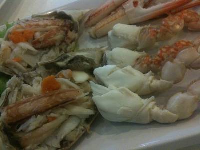 ปูนึ่ง (แกะมาให้ด้วย) ที่ ร้านอาหาร บ้านทะเลซีฟู้ด