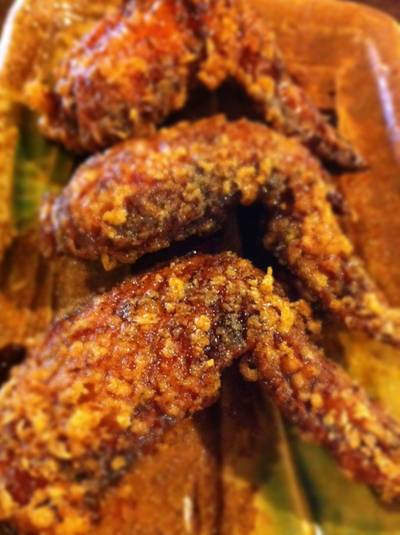 ปีกไก่ทอดราดน้ำจิ้มหวานๆ อร่อยล้ำ ที่ ร้านอาหาร Nagiya Nihonmachi