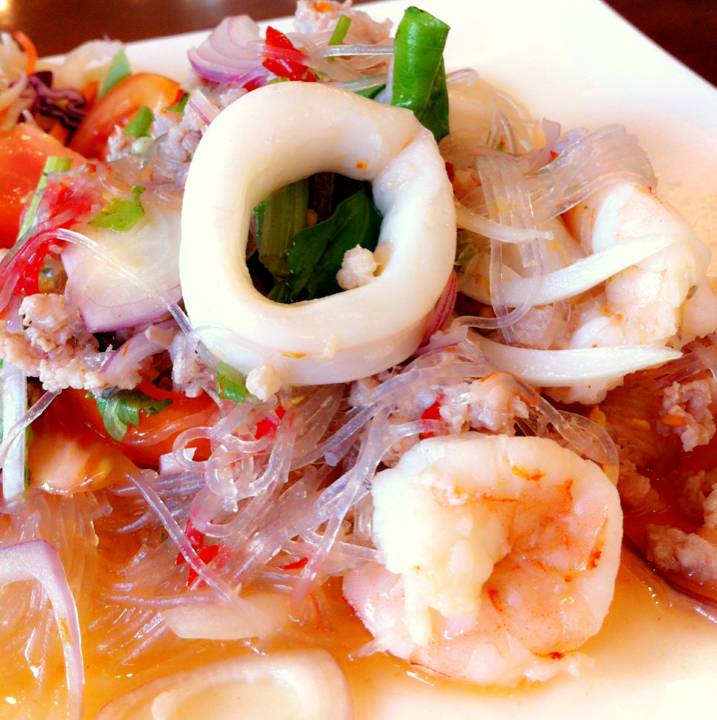 ยำวุ้นเส้นซีฟู๊ด ที่ ร้านอาหาร บ้านพระจันทร์