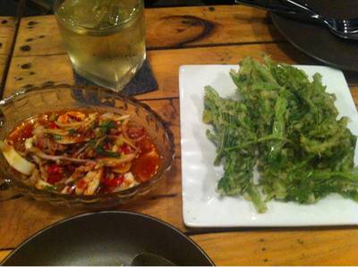 ยำผักบุ้งกรอบ ที่ ร้านอาหาร In The Box Bar Station ยำผักบุ้งกรอบ ที่ ร้านอาหาร In The Box Bar Station