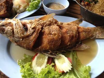 กระพงทอดน้ำปลา ที่ ร้านอาหาร ครัวบ้านไทร