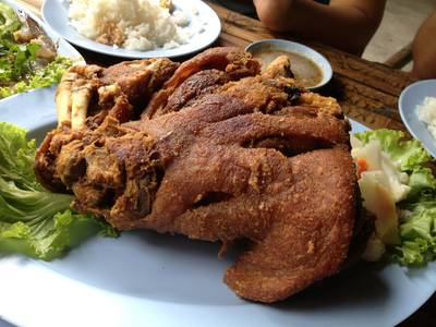 ขาหมูทอด. ขึ้นชื่อมากอาหร่อย ที่ ร้านอาหาร ครัวบ้านไทร